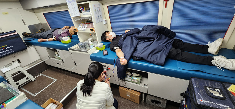 ▲ LG화학 청주공장 임직원들이 헌혈 행사에 동참하고 있다.