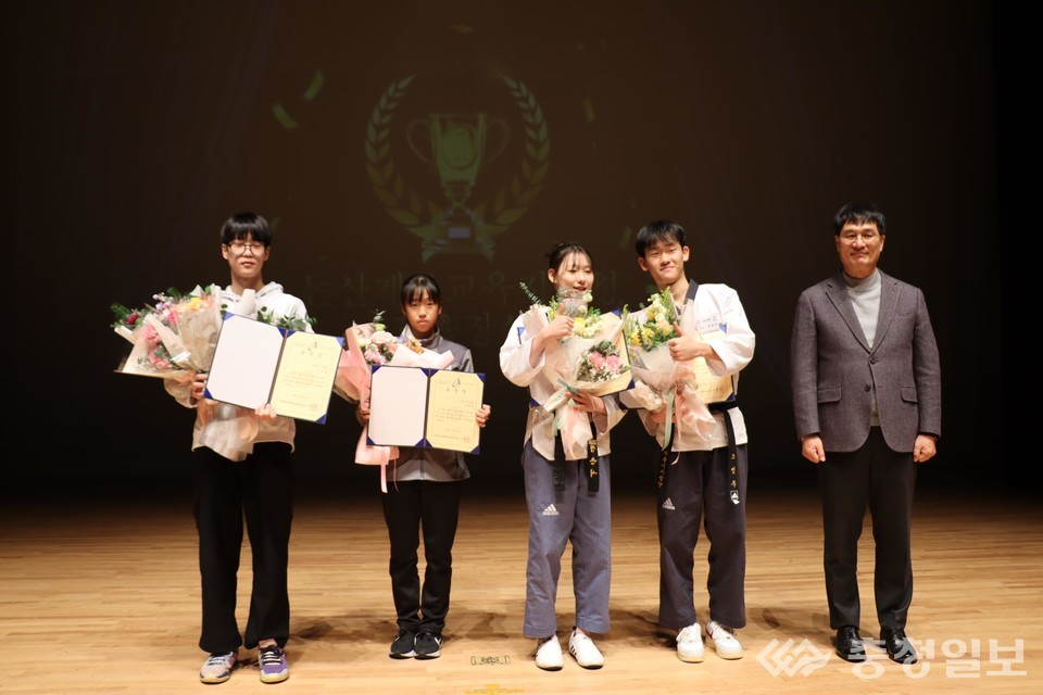 ▲ 논산·계룡 교육지원청 교육장상, 계룡시체육회장상 수상자들. 사진 맨 우측 논산계룡교육지원청 이태훈 체육인성건강과장