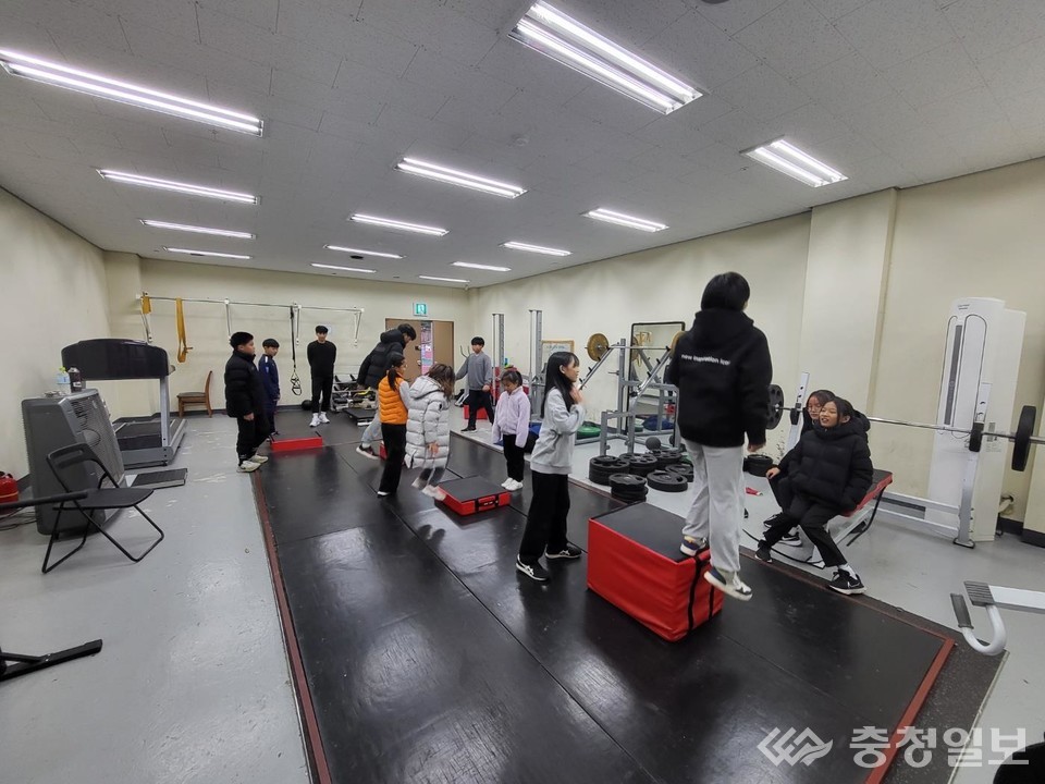 ▲ 체력 단력을 하고 있는 육상스포츠클럽 회원들