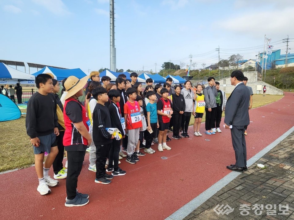 ▲ 사진 맨 앞 정준영 체육회장이 회원들 격려하고 있다​