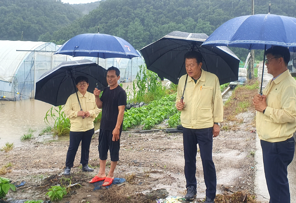 장동현 진천군의장이 군의원들과 호우 피해 현장을 점검하고 있다.