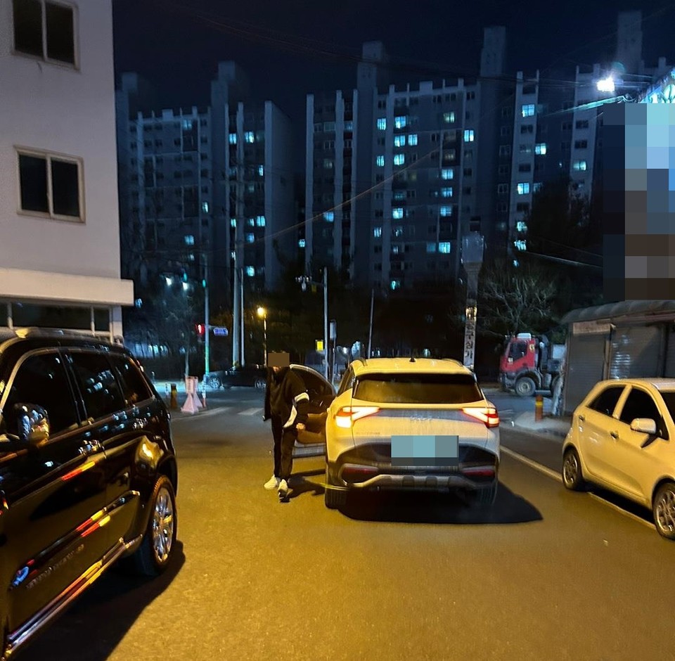 ▲ 만취 상태로 운전을 하던 30대 남성이 주차된 차량을 들이받고 도주하다가 시민의 손에 붙잡혔다. (사진=윤대영씨 제공)