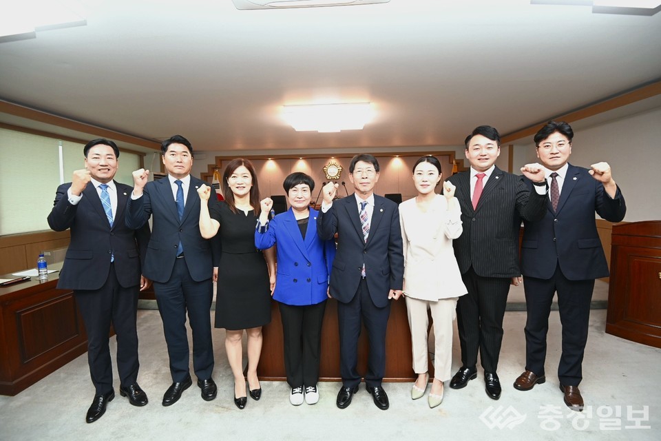 ▲ 대덕구의회 의원들 모습. 왼쪽에서 다섯 번째 김홍태 의장