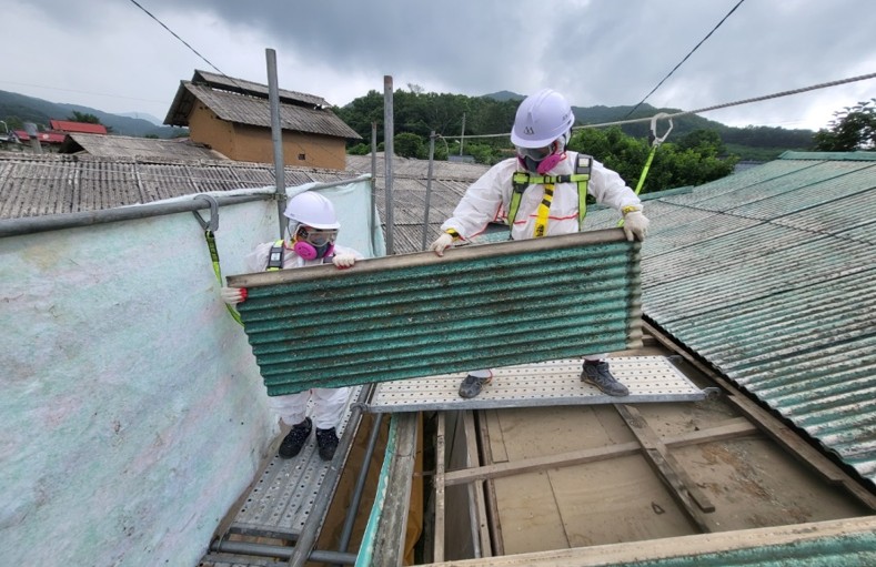 ▲ 충북 괴산군은 오는 2월 23일까지 슬레이트 철거 및 지붕개량 지원사업 신청을 받는다.