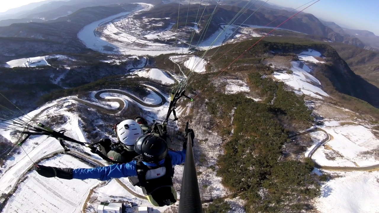 ▲ 패러를 타고 단양의 겨울모습을 즐기고 있는 관광객. 사진=패러에 반하다제공