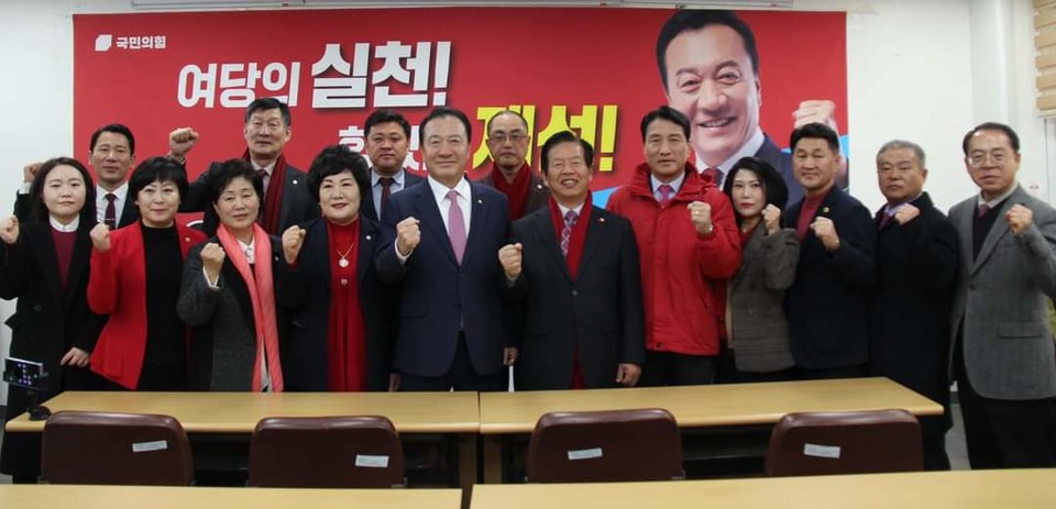 ▲ 7일 엄태영 국회의원이 제천시청 브리핑 룸에서 출마 기자회견을 열고 제천⸱단양 도⸱시의원들과 사진촬영을 하고 있다. 사진=엄태영사무실제공