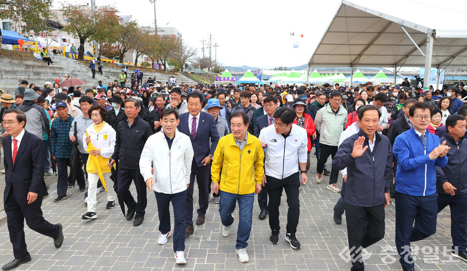 ▲ 충청일보가 지난 해 10월 진행한 생거진천사랑 군민 걷기 한마당 모습.