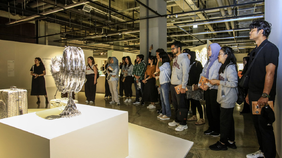 지난해 열린 '2023 청주공예비엔날레' 본전시장을 찾은 외국인 관람객들이 작품 설명을 듣고 있다.