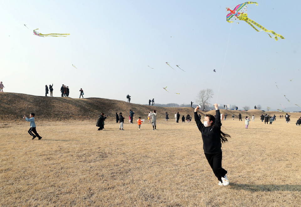 지난해 정북동 토성에서 진행된 정월대보름 행사에서 시민들이 연을 날리고 있다.