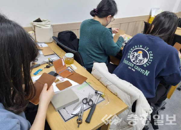 ▲ 음성군 청년대로 청년문화프로그램인 원데이 클래스에 참여한 청년들이 반지갑을 만들고 있다.