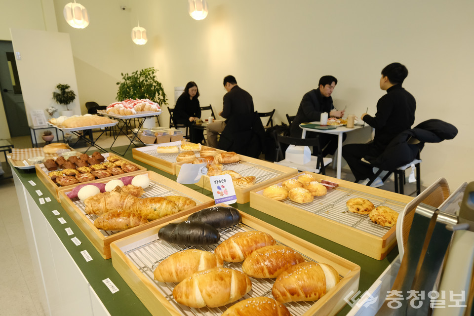 ▲ 영동군의 한 카페에서 고객들이 지역 특산물을 활용해 만든 빵을 먹고 있다