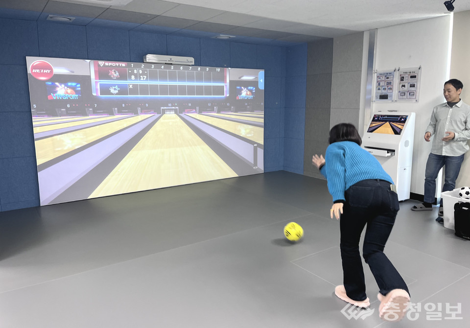▲ 서충주청소년문화의집 '가상현실(VR) 스포츠실'에서 볼링을 즐기는 모습.