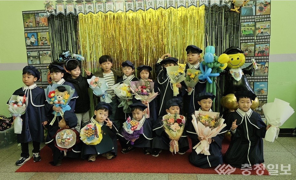 ▲ 23일 제25회 청주YMCA 어린이집이집 졸업식에서 원아들이 기념사진을 찍고 있다.