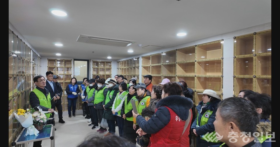 ▲ ​'무연고 탈북민 추모식' 참여자들이 봉사활동 전 설명을 듣고 있다