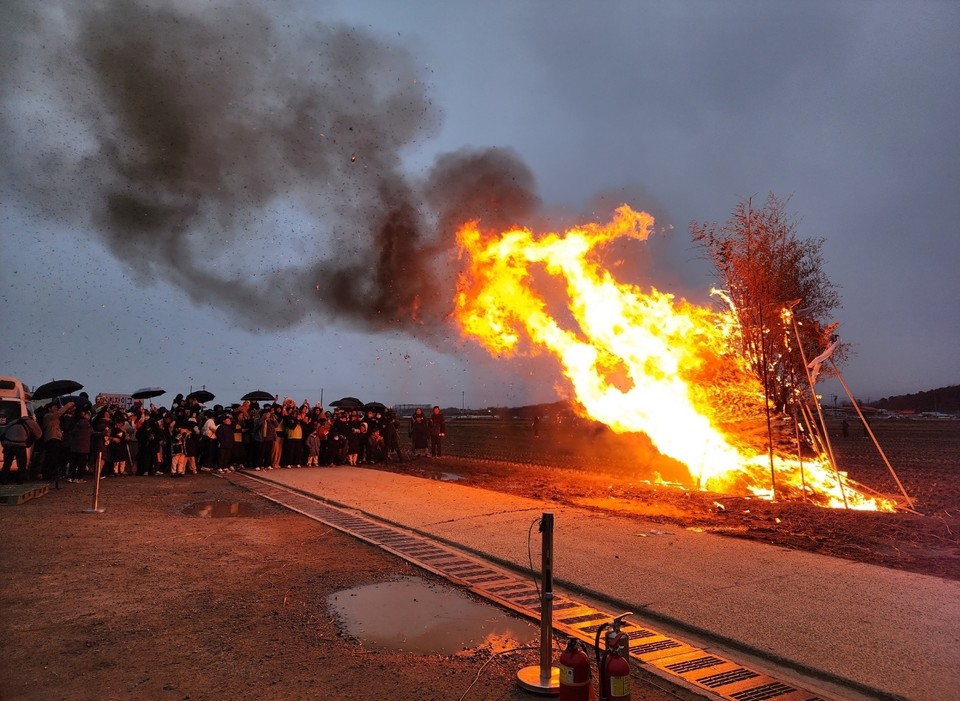 정북동 토성에서 지난 24일 진행된 정월대보름 행사의 대미를 달집 태우기가 장식하고 있다.
