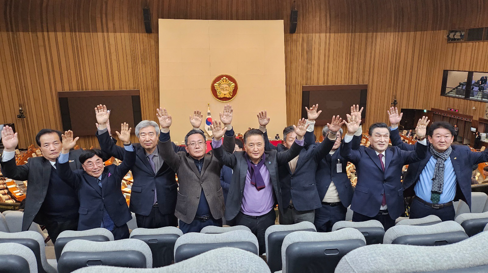 김영환 충북도지사를 비롯한 민관정 관계자들이 중부내륙특별법 국회 통과를 환영하며 만세를 부르고 있다.