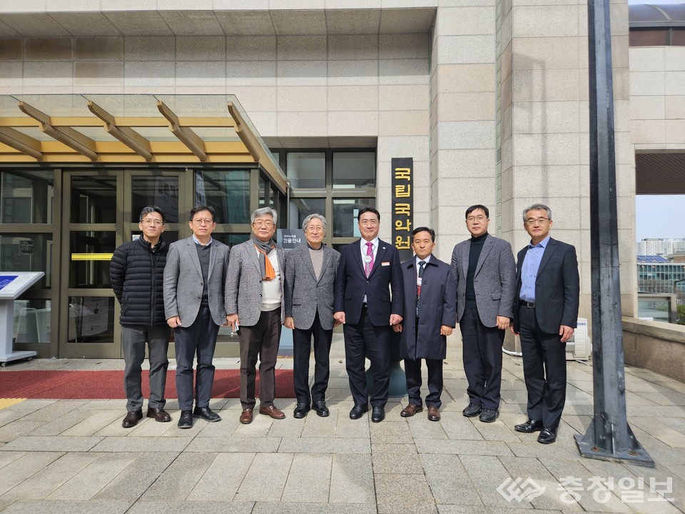 ▲ 정영철 영동군수(가운데 오른쪽)가 국립국악원을 방문해 김영운 국립국악원장(가운데 왼쪽)을 만나 2025 영동세계국악엑스포 지원을 요청했다.