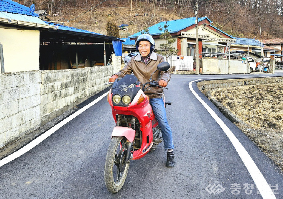 ▲ 조 이장이 오토바이를 타고 마을을 순찰하고 있다.