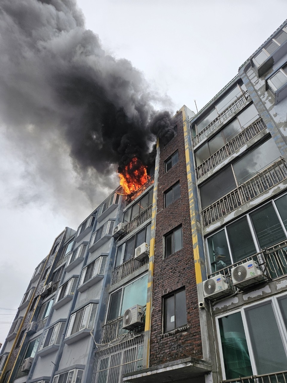 ▲ 5일 충북 청주시 서원구 사직동 한 아파트 5층에서 화재가 발생해 불길이 치솟고 있다.