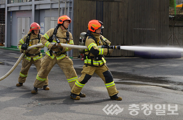 ▲ 음성소방서 소방대원들이 화재진압 훈련을 실시하고 있다.