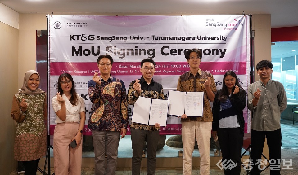 ▲ KT&G 상상유니브 인도네시아가 따루마나가라 대학교(UNTAR)와 대학생의 성장을 지원하기 위한 업무협약(MOU)을 체결했다. 사진은 KT&G 상상유니브 인도네시아와 따루마나가라 대학교 업무협약식 장면