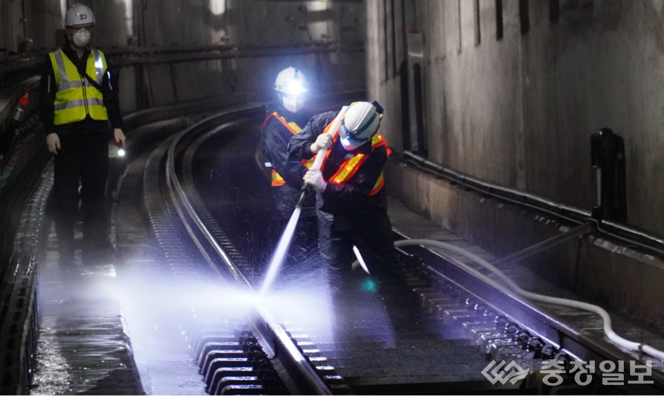 ▲ 도시철도 운행이 종료된 13일 새벽, 공사 직원들이 미세먼지 제거를 위해 지하터널 물청소를 실시하고 있다