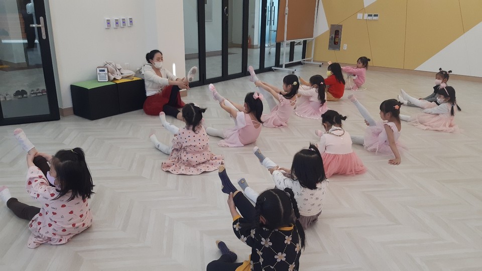 ▲ 충북 증평군가족센터가 올해도 변함없이 성장기 아동들의 건강하고 고른 성장 발달을 위한 '키즈 발레'를 운영한다.
