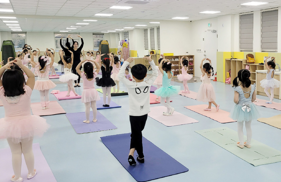 ▲ 19일 태안 공동육아나눔터에서 진행된 ‘어린이 발레’ 프로그램 모습