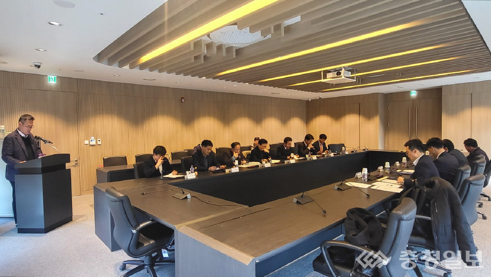 ▲  한국전기공사협회 송변전전문위원회와 한국전력공사가 20일 충북 청주시 한국전기공사협회 중앙회 등촌홀에서 회의를 열어 가공송전 분야 현안을 논의하고 있다.