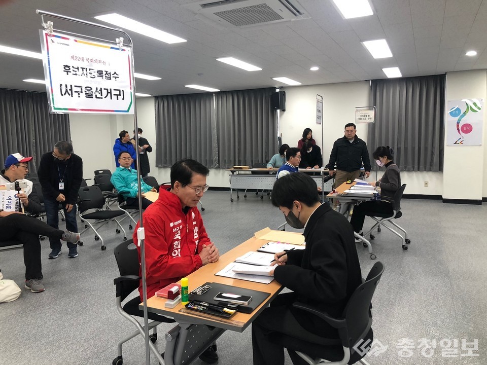 ▲ 양홍규 후보,가 22대 국회의원선거 후보 등록을 하고 있다​