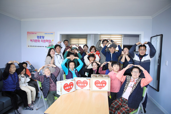 ▲ 청주시 상당구 남일면 주민자치위원회 위원들과 남일초등학교 학생들이 가산3리 경로당을 찾아 어르신들에게 ‘사랑의 빵 나눔 봉사’를 하고 있다.