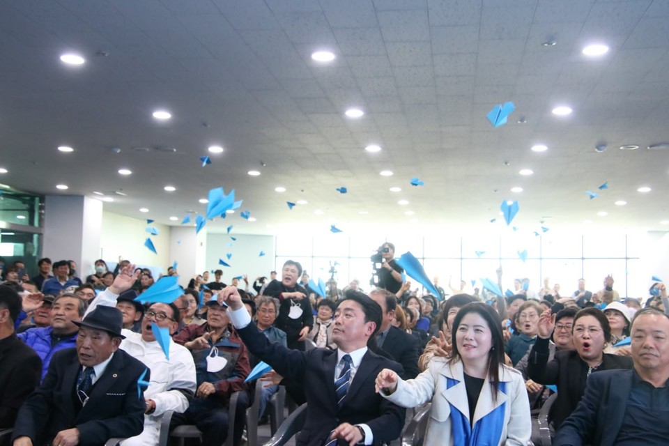 ▲ 　강훈식 국회의원 후보 선거사무소 개소식에서 강 후보와 지지자들이 희망의 종이비행기를 날리고 있다.