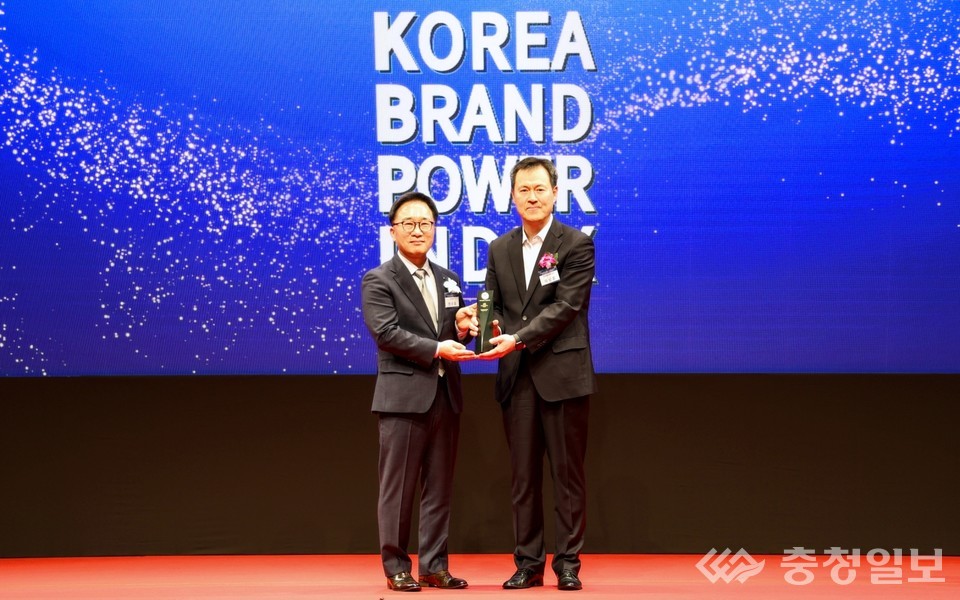 ▲ 이상훈 현대엘리베이터 CFO(오른쪽)가 26일 서울 장충동 신라호텔에서 열린 '26차 한국산업의 브랜드파워(K-BPI) 인증식'에서 한수희 한국능률협회컨설팅 대표이사로부터 상패를 수상하고 있다.