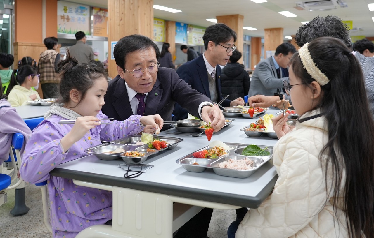 ▲ 26일 김문근 단양군수(왼쪽 두번째)가 매포초등학교 급식실에서 학생들과 점심식사를 함께하며 식재료를 살펴보고 있다. 사진=단양군제공