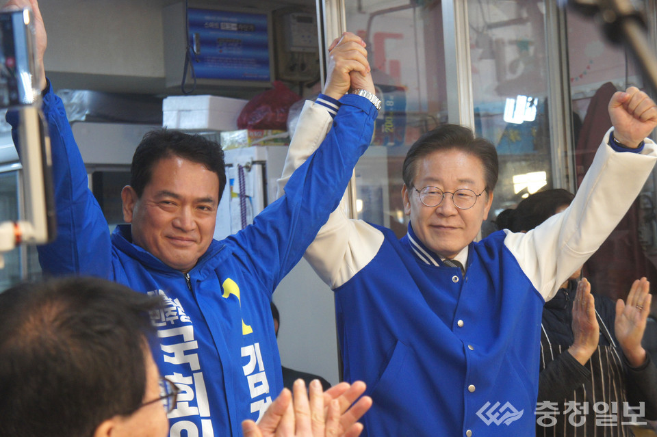 ▲ 더불어민주당 이재명 대표(오른쪽)와 김경욱 충주 출마 후보가 27일 충주 무학시장에서 손을 맞잡고 지지를 호소하고 있다.
