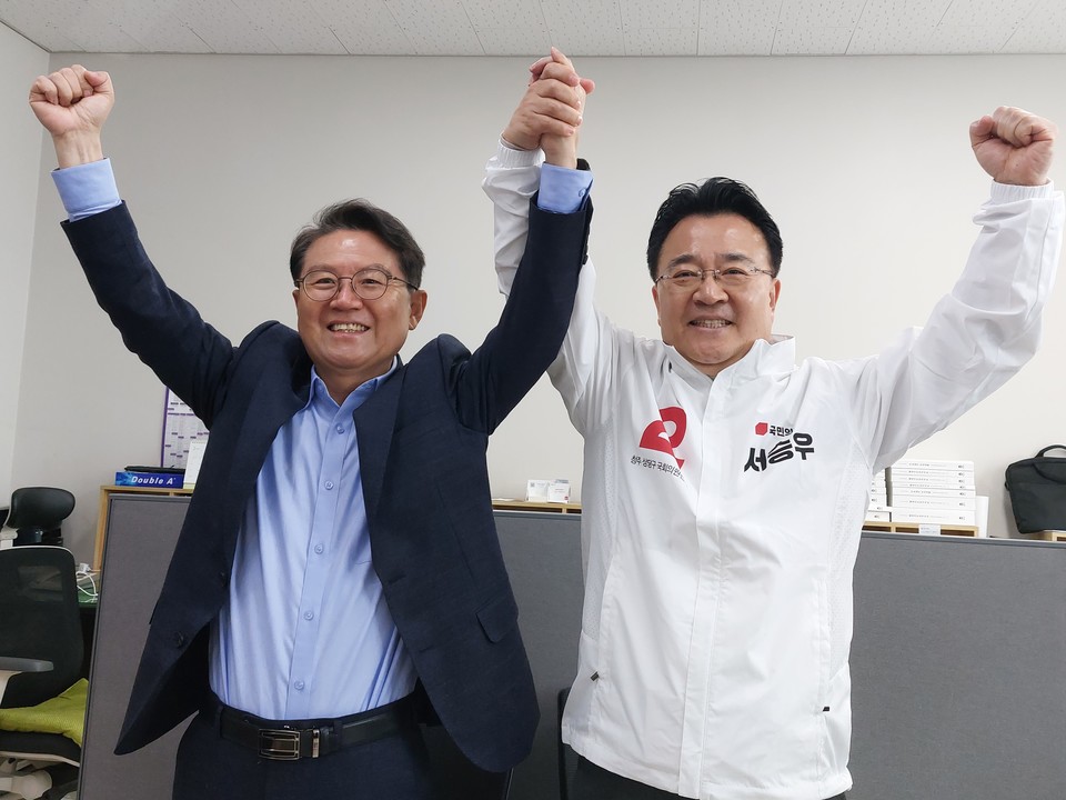 ▲ 윤갑근 전 국민의힘 충북도당위원장(왼쪽)과 충북 청주 상당선거구 국민의힘 서승우 후보가 27일 충북도청 기자실을 찾아 손을 맞잡고 총선 승리를 다짐하고 있다. /배명식기자