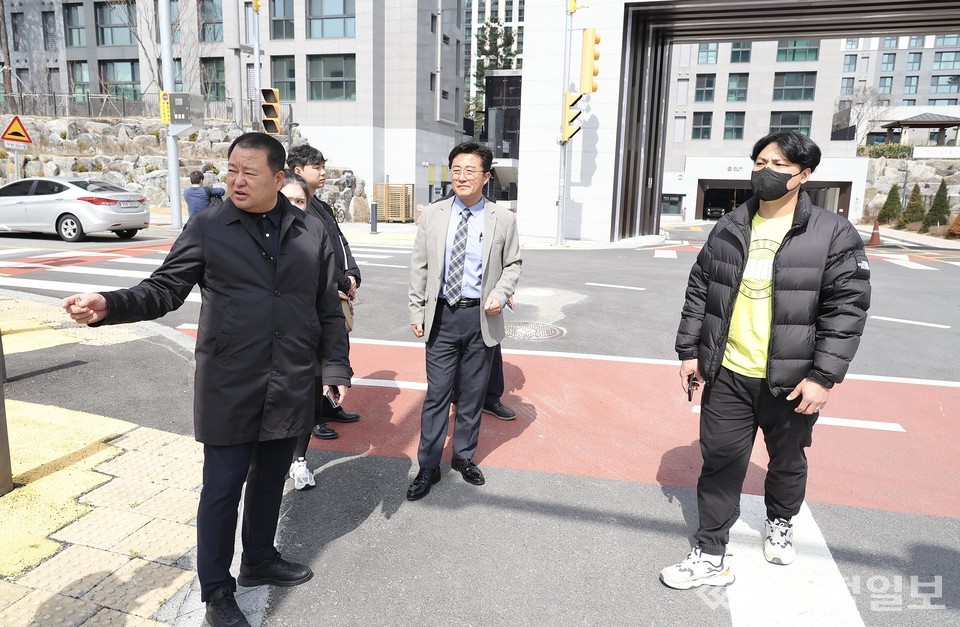 ▲ 아파트단지주변 배수불량 현장을 점검하는 송대윤 의원(사진 맨 왼쪽)