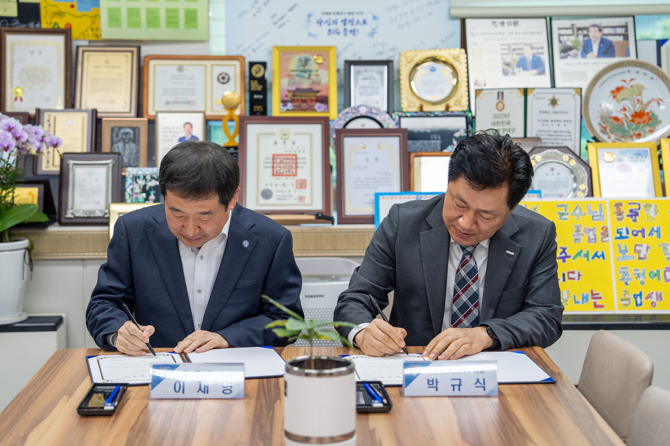 ▲ 충북 증평군이 지난 28일 부강이엔에스(주)(대표 박규식)와 주거 취약계층 에너지효율 개선을 위한 협약을 체결했다.