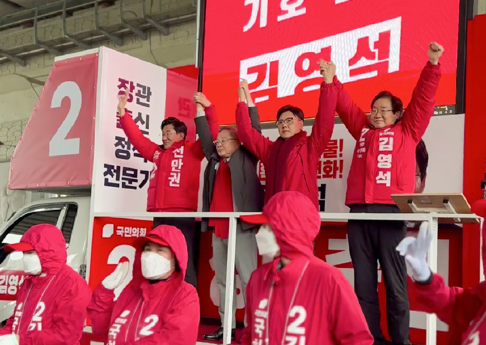 ▲ 　김영석 후보가 이명수 공동선대위원장,전만권 아산시을 후보와 함께 제22대 국회의원 선거 출정식을 갖고 있다.