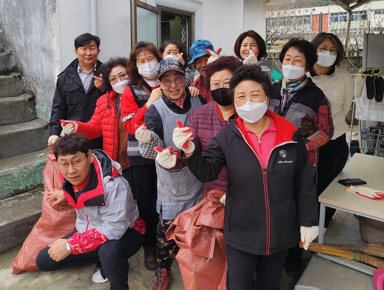 ▲ 집수리봉사를 마친 단양군 단성면지역사회보장협의체 위원들이 사진촬영을 하고 있다. 사진=단양군제공