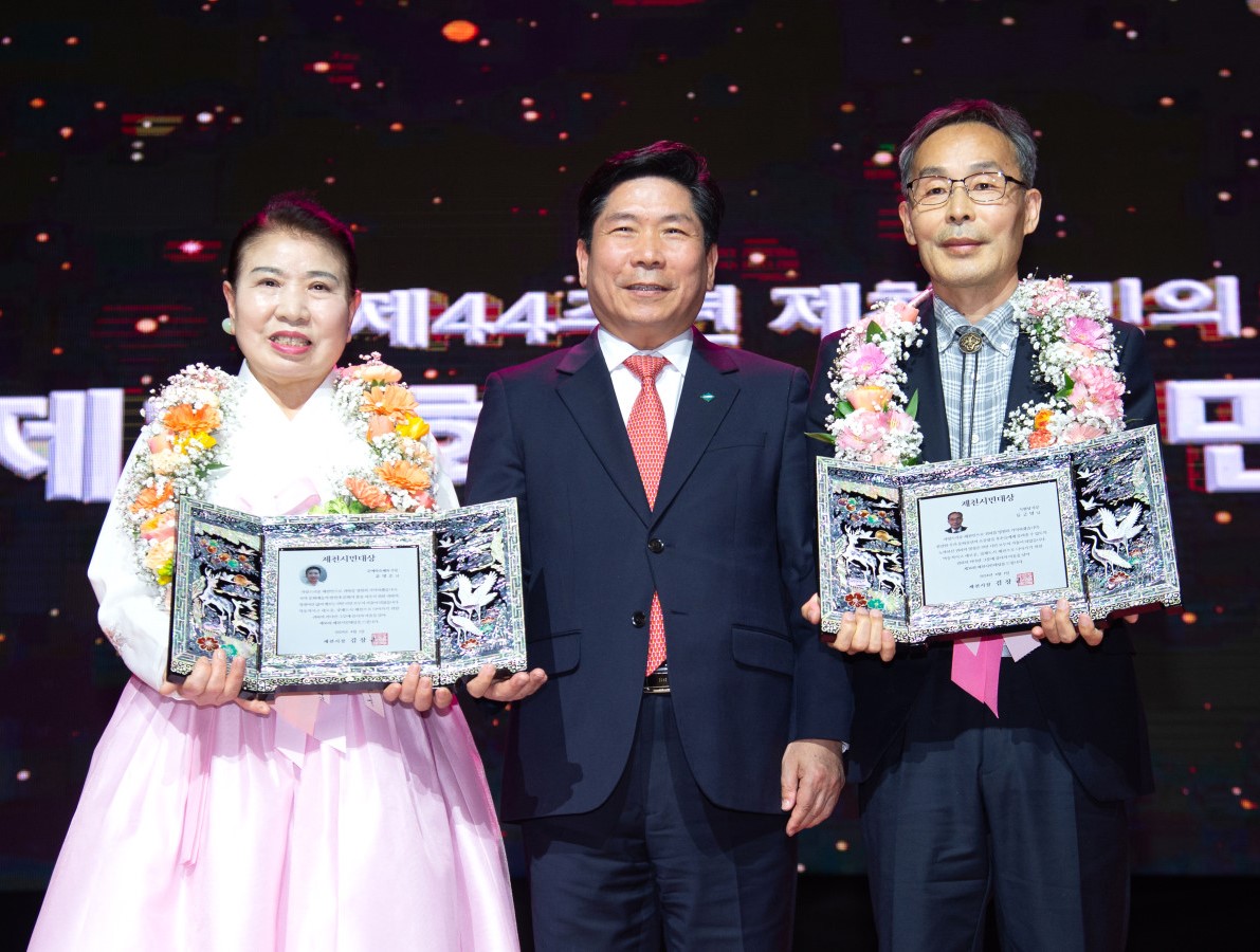 ▲ 1일 제천시문화회관에서 열린 제천 시민의 날 기념행사에서 시민대상을 받은 윤병순(왼쪽), 류금열씨(오른쪽)가 김창규 시장과 기념촬영을 하고 있다. 사진=제천시제공
