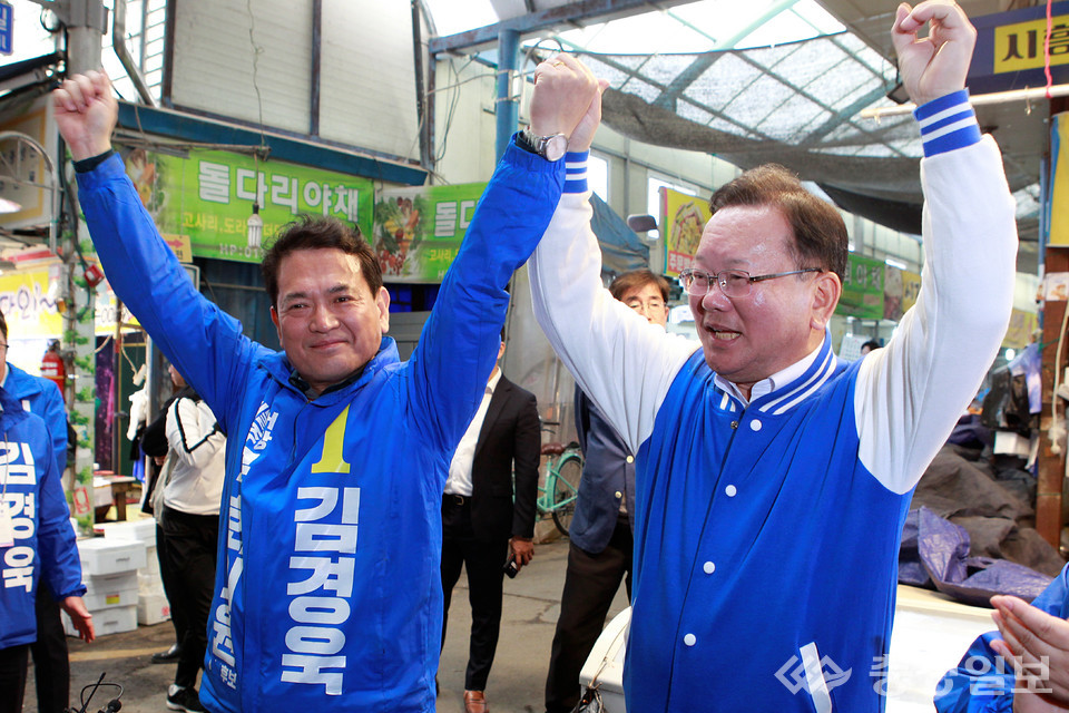 ▲ 김부겸 전 국무총리(오른쪽)가 2일 충주 무학시장에서 김경욱 후보와 손을 잡고 지지를 호소하고 있다.