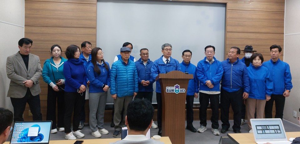 ▲ 더불어민주당 충북도당 보은·옥천·영동·괴산선거구 선거대책위원회가 2일 충북도청 브리핑룸에서 기자회견을 열고 국민의힘 박덕흠 후보의 사퇴를 촉구하고 있다. /배명식기자