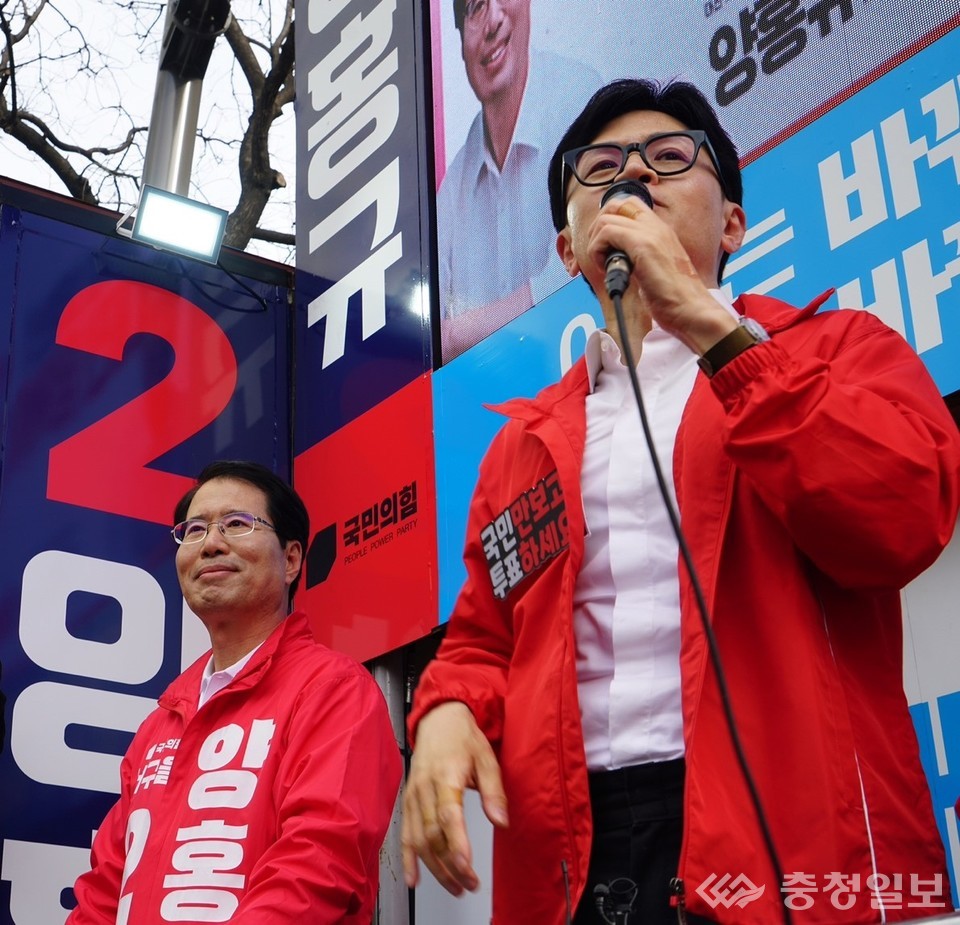 ▲ 한동훈 위원장(우측)이 양홍규 후보(좌측) 지원 유세를 펼치고 있다