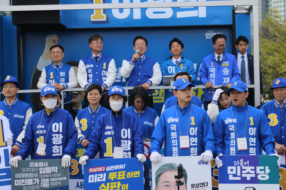 ▲ 5일 충북 청주시를 찾은 이재명 더불어민주당 상임공동선대위원장이 무심천 서뮨교 인근에서 열린 집중유세에서 청주지역 후보들의 지지를 호소하고 있다. /이나라기자