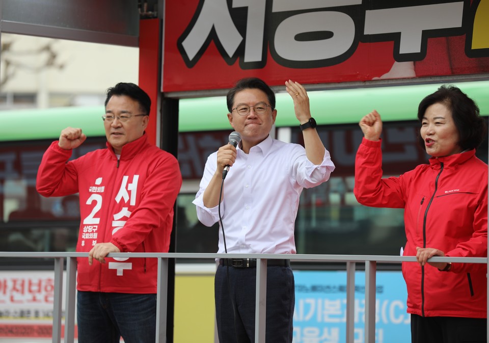 ▲ 22대 국회의원 총선거 충북 청주 상당선거구 국민의힘 서승우 후보(왼쪽)와 윤갑근 공동선거대책위원장(가운데)이 지난 6일 선거유세를 하고 있다.