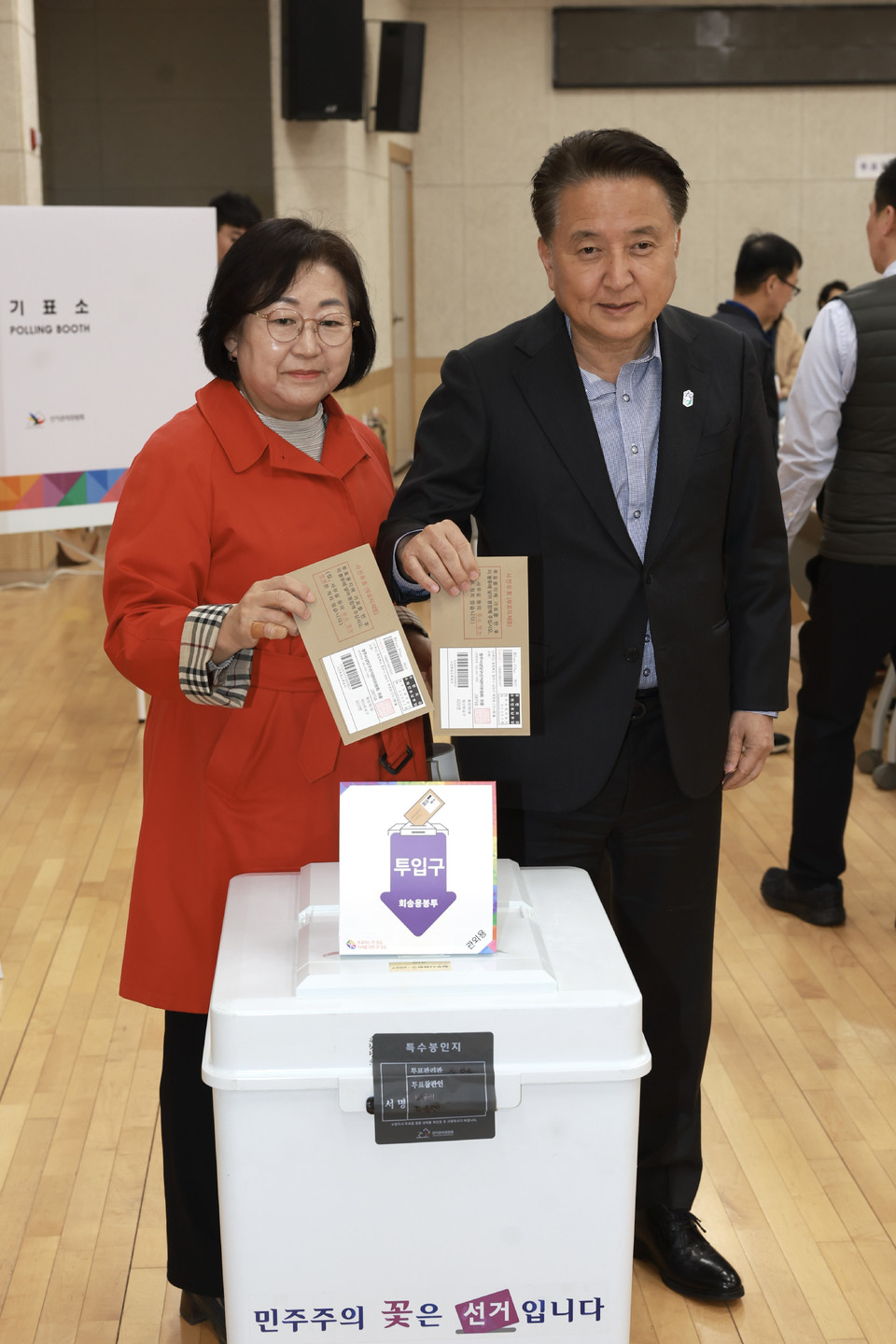 ▲ 김영환 충북도지사가 지난 5일 부인 전은주씨와 청주시 율량사천동행정복지센터에 설치된 사전투표소에서 소중한 한 표를 행사하고 있다.