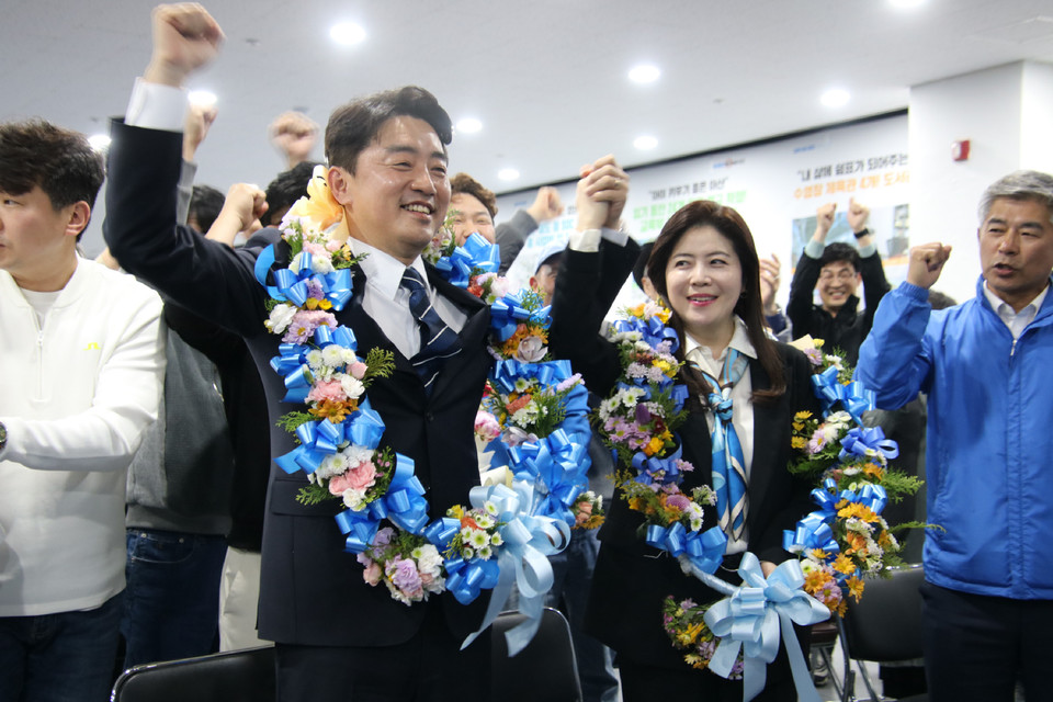 ▲ 　아산시을 강훈식 당선인이 부인과 함께 당선 세레모니를 하고 있다.