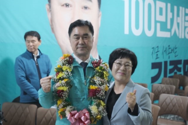 ▲ 새로운미래 김종민 후보가 11일 당선이 확정된 후 지지자들과 기뻐하고 있다.