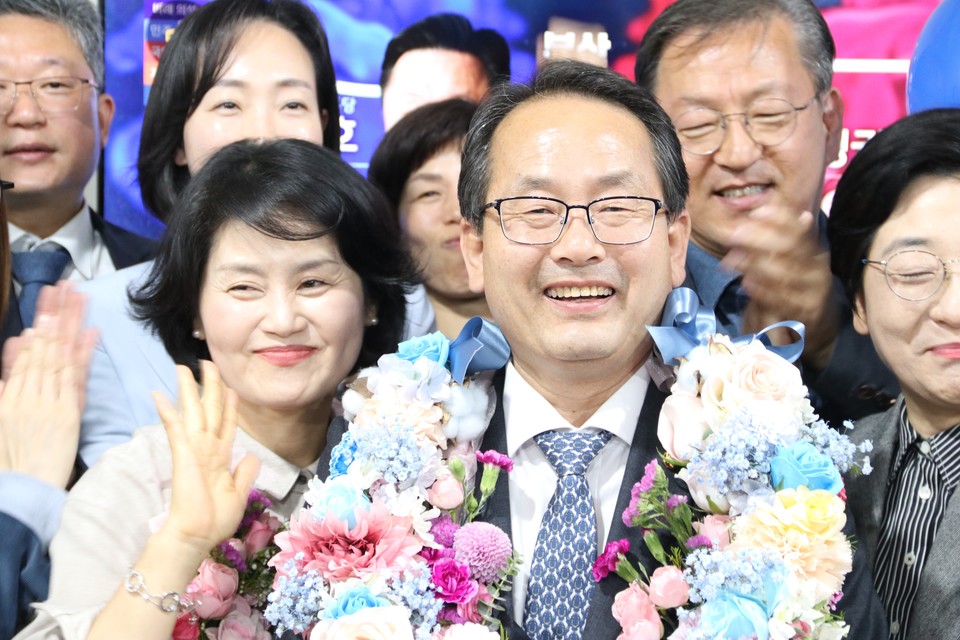 ▲ 더불어민주당 강준현 후보가 11일 재선에 성공한 뒤 지지자들과 함께 기뻐하고 있다.